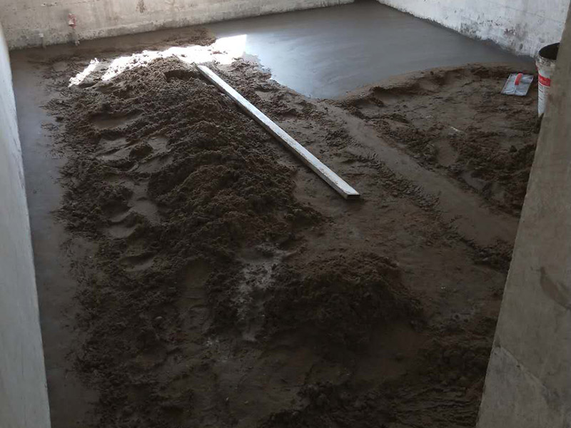 地面找平維修：水泥找平最傳統(tǒng)的地面找平方式，適合各種地面找平。先對地面基層打磨，尤其是凸起的地方，盡量打磨平齊;之后找地面的高度，并彈線標(biāo)記;抹灰餅和標(biāo)筋后，開始刷水泥砂漿，將地面全部鋪平;可使用木抹子將其搓平，確保平整，并用鐵抹子來壓光，通常要壓三遍，最后做地面養(yǎng)護(hù)等待自然干燥。選擇水泥砂漿地面找平，費用會比石膏地面找平貴一些。 若地面準(zhǔn)備安裝地暖，選擇自流平來做地面找平最合適不過了。不僅地面找平薄(大約在2mm—5mm左右)，還不會對地暖的熱傳導(dǎo)有影響。若家中樓層較矮，選擇這種方式也合適。