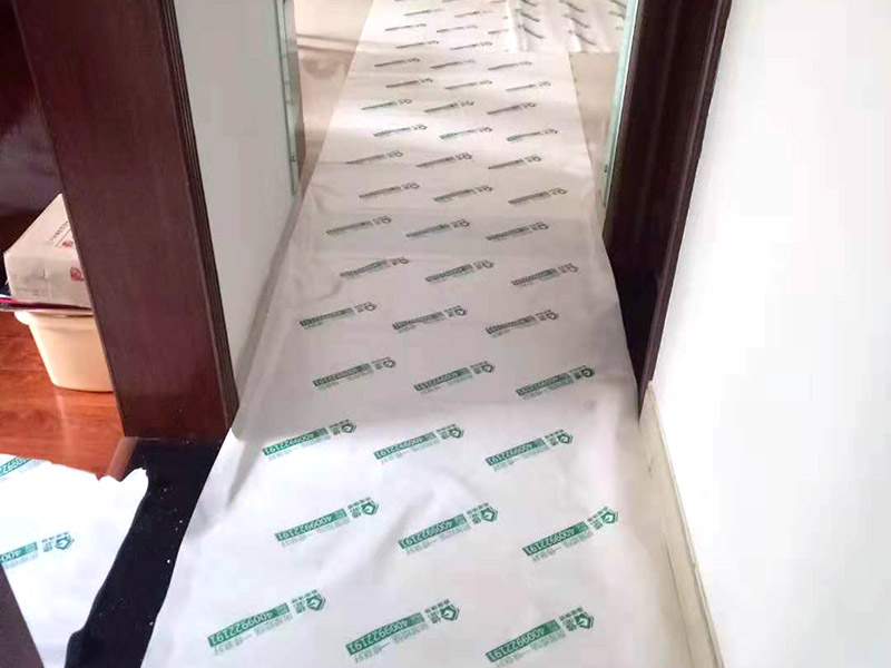 過道成品保護：各種裝修物料的進場以及各種建筑裝修垃圾的清理，都會經(jīng)過入戶門，這些物品在搬運的過程中，難免會和入戶門發(fā)生磕碰，造成入戶門的磕碰劃傷，所以，第一個需要做好成品保護的地方就是入戶門。 在裝修開工前直到家具進場期間，都需要對入戶門進行保護！可以使用成品保護膜將門包裹。 地面瓷磚鋪貼完后，用成品保護膜覆蓋磚面，既可以防止裝修時的沙子磨傷地面，同時也能有效地防止油漆涂料等有色液體滴落磚面，造成地面污染。