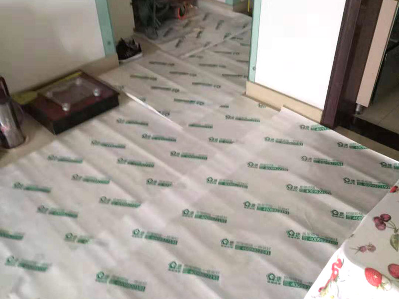 過道成品保護：各種裝修物料的進場以及各種建筑裝修垃圾的清理，都會經(jīng)過入戶門，這些物品在搬運的過程中，難免會和入戶門發(fā)生磕碰，造成入戶門的磕碰劃傷，所以，第一個需要做好成品保護的地方就是入戶門。 在裝修開工前直到家具進場期間，都需要對入戶門進行保護！可以使用成品保護膜將門包裹。 地面瓷磚鋪貼完后，用成品保護膜覆蓋磚面，既可以防止裝修時的沙子磨傷地面，同時也能有效地防止油漆涂料等有色液體滴落磚面，造成地面污染。