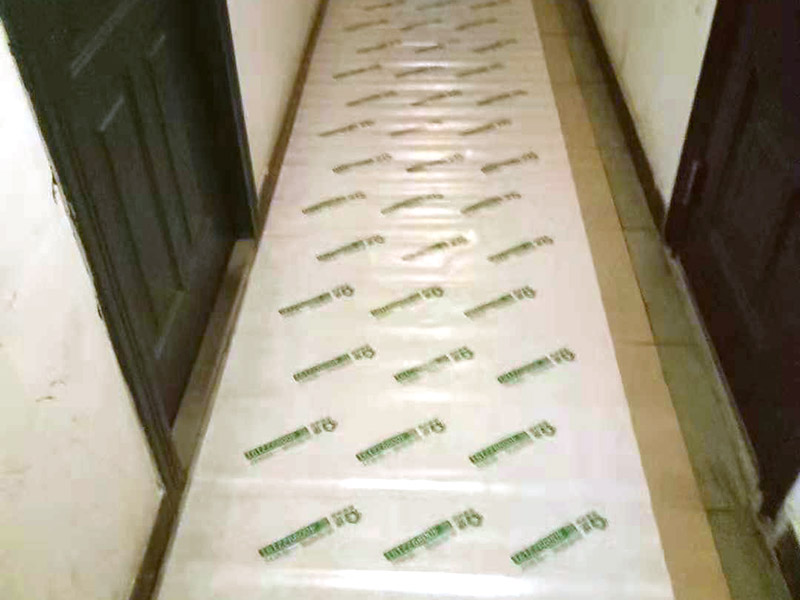 過道成品保護：各種裝修物料的進場以及各種建筑裝修垃圾的清理，都會經(jīng)過入戶門，這些物品在搬運的過程中，難免會和入戶門發(fā)生磕碰，造成入戶門的磕碰劃傷，所以，第一個需要做好成品保護的地方就是入戶門。 在裝修開工前直到家具進場期間，都需要對入戶門進行保護！可以使用成品保護膜將門包裹。 地面瓷磚鋪貼完后，用成品保護膜覆蓋磚面，既可以防止裝修時的沙子磨傷地面，同時也能有效地防止油漆涂料等有色液體滴落磚面，造成地面污染。