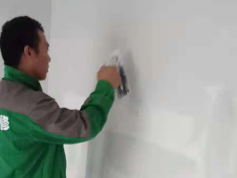 過道成品保護：各種裝修物料的進場以及各種建筑裝修垃圾的清理，都會經(jīng)過入戶門，這些物品在搬運的過程中，難免會和入戶門發(fā)生磕碰，造成入戶門的磕碰劃傷，所以，第一個需要做好成品保護的地方就是入戶門。 在裝修開工前直到家具進場期間，都需要對入戶門進行保護！可以使用成品保護膜將門包裹。 地面瓷磚鋪貼完后，用成品保護膜覆蓋磚面，既可以防止裝修時的沙子磨傷地面，同時也能有效地防止油漆涂料等有色液體滴落磚面，造成地面污染。