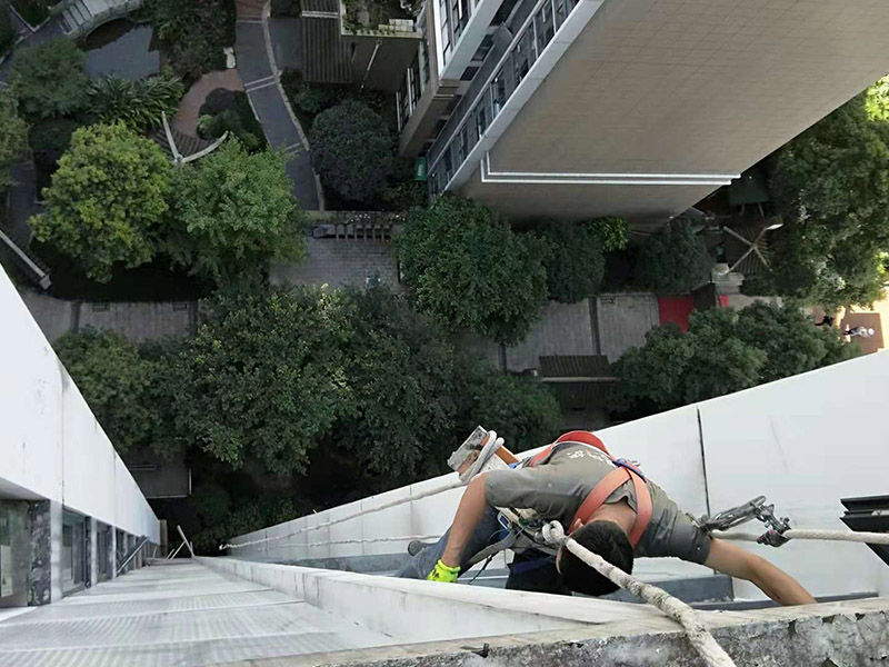 外墻窗戶打膠：在給斷橋鋁門窗打膠的時(shí)候，如果需要在室外才能打膠的話，必須在室外打膠，因?yàn)槿绻銖?qiáng)在室內(nèi)進(jìn)行打膠的話，顯然打出來的膠會(huì)不均勻，這樣就起不到防水的作用了。其次，在給斷橋鋁門窗打膠的時(shí)候，需要將斷橋鋁門窗邊上的膠帶給處理掉，不要粘在上面就進(jìn)行打膠防水了，這個(gè)也是比較重要的，否則時(shí)間久了之后，膠帶脫膠，防水效果就沒有了。之后，在給斷橋鋁門窗打膠的時(shí)候，盡可能的使用滿膠，然后用上另外一罐膠繼續(xù)打，這樣打不出來不美觀之外，還會(huì)出現(xiàn)氣泡，防水效果極差。接著，在給斷橋鋁門窗打膠之前，適當(dāng)?shù)男迯?fù)一下需要打膠的位置，尤其是有一些水泥等藏起來的物體，因?yàn)槟鞘菚?huì)影響打膠后的效果的，需要處理好再打膠，效果會(huì)好很多。最后，需要處理掉周圍多余的膠，如果出現(xiàn)明顯的氣孔的話，我們只能適當(dāng)補(bǔ)膠，需要用小的頭子來補(bǔ)膠。