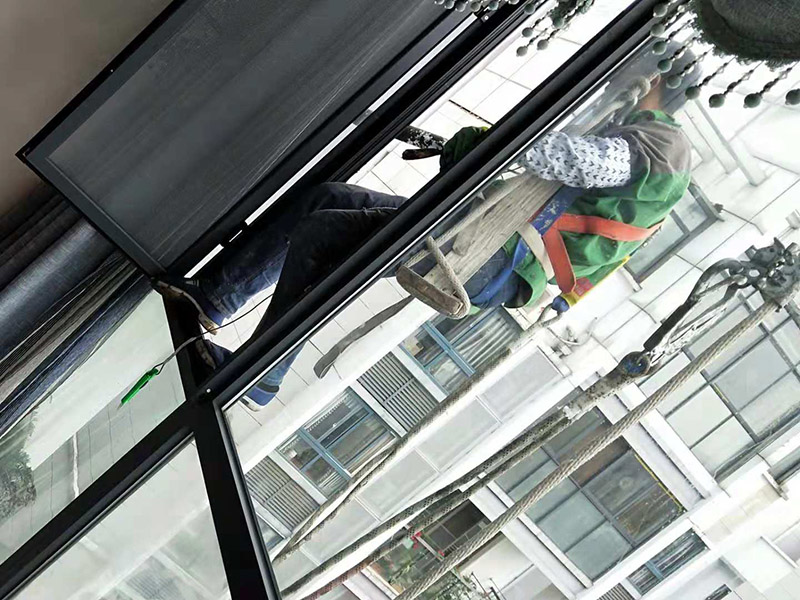 外墻窗戶打膠：在給斷橋鋁門窗打膠的時(shí)候，如果需要在室外才能打膠的話，必須在室外打膠，因?yàn)槿绻銖?qiáng)在室內(nèi)進(jìn)行打膠的話，顯然打出來的膠會(huì)不均勻，這樣就起不到防水的作用了。其次，在給斷橋鋁門窗打膠的時(shí)候，需要將斷橋鋁門窗邊上的膠帶給處理掉，不要粘在上面就進(jìn)行打膠防水了，這個(gè)也是比較重要的，否則時(shí)間久了之后，膠帶脫膠，防水效果就沒有了。之后，在給斷橋鋁門窗打膠的時(shí)候，盡可能的使用滿膠，然后用上另外一罐膠繼續(xù)打，這樣打不出來不美觀之外，還會(huì)出現(xiàn)氣泡，防水效果極差。接著，在給斷橋鋁門窗打膠之前，適當(dāng)?shù)男迯?fù)一下需要打膠的位置，尤其是有一些水泥等藏起來的物體，因?yàn)槟鞘菚?huì)影響打膠后的效果的，需要處理好再打膠，效果會(huì)好很多。最后，需要處理掉周圍多余的膠，如果出現(xiàn)明顯的氣孔的話，我們只能適當(dāng)補(bǔ)膠，需要用小的頭子來補(bǔ)膠。