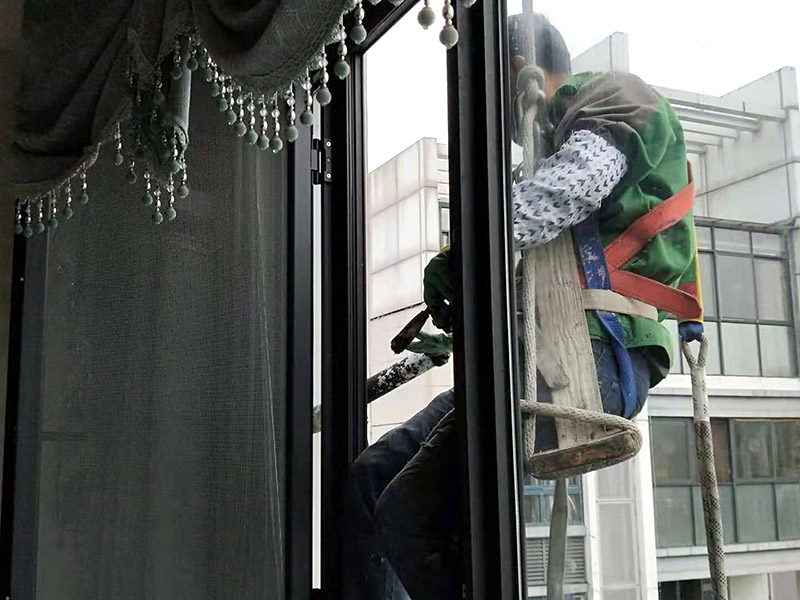外墻窗戶打膠：在給斷橋鋁門窗打膠的時(shí)候，如果需要在室外才能打膠的話，必須在室外打膠，因?yàn)槿绻銖?qiáng)在室內(nèi)進(jìn)行打膠的話，顯然打出來的膠會(huì)不均勻，這樣就起不到防水的作用了。其次，在給斷橋鋁門窗打膠的時(shí)候，需要將斷橋鋁門窗邊上的膠帶給處理掉，不要粘在上面就進(jìn)行打膠防水了，這個(gè)也是比較重要的，否則時(shí)間久了之后，膠帶脫膠，防水效果就沒有了。之后，在給斷橋鋁門窗打膠的時(shí)候，盡可能的使用滿膠，然后用上另外一罐膠繼續(xù)打，這樣打不出來不美觀之外，還會(huì)出現(xiàn)氣泡，防水效果極差。接著，在給斷橋鋁門窗打膠之前，適當(dāng)?shù)男迯?fù)一下需要打膠的位置，尤其是有一些水泥等藏起來的物體，因?yàn)槟鞘菚?huì)影響打膠后的效果的，需要處理好再打膠，效果會(huì)好很多。最后，需要處理掉周圍多余的膠，如果出現(xiàn)明顯的氣孔的話，我們只能適當(dāng)補(bǔ)膠，需要用小的頭子來補(bǔ)膠。