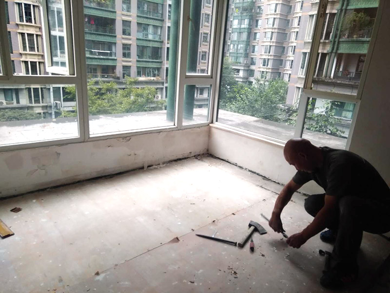 地板拆除維修：復(fù)合木地板拆除工藝比較簡(jiǎn)單，清除房間的家具后，使用平口螺絲刀將踢腳線(xiàn)撬開(kāi)，再沿著踢腳線(xiàn)邊緣將墻角的地板撬開(kāi)并拆除，這塊地板可能會(huì)破損，但是其他地板就可以完整拆除了，帶有鎖扣結(jié)構(gòu)的復(fù)合木地板要順應(yīng)地板的長(zhǎng)邊抽出，這樣會(huì)比較輕松。拆除后的復(fù)合木地板沒(méi)有保留價(jià)值，一般都要清運(yùn)出場(chǎng)最后將鋪至地板下防潮氈揭開(kāi)，底層可能會(huì)有潮濕，這時(shí)要開(kāi)窗通風(fēng)，待地面完全工燥后再鋪設(shè)新地板。 實(shí)木地板的拆除工藝比較復(fù)雜，拆除踢腳線(xiàn)后仍從墻角邊緣開(kāi)始，使用起釘錘將木地板撬起抽出，由于實(shí)木地板安裝在木龍骨上，撬起時(shí)會(huì)有一定的彈性，施工難度較大，但是不能使用切割機(jī)，因?yàn)榍懈顧C(jī)容易破壞地面和固定木龍骨的膨脹螺栓而產(chǎn)生火花。