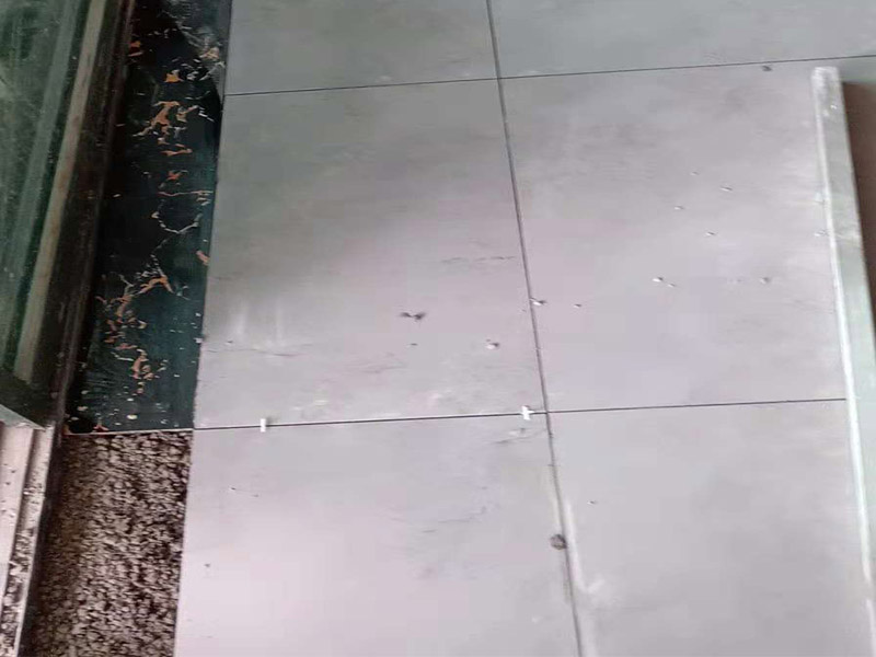 客廳地磚鋪貼：鋪貼的工具包括橡膠錘和粘結(jié)劑。在進(jìn)行施工之前先把所需要的這些材料都整理好放在一旁備用；基層的處理工作對(duì)瓷磚的平整度有很大的影響，對(duì)于基層要做好清潔工作，還有找平工作。放樣：在進(jìn)行瓷磚的鋪貼工作之前還事先找好垂直線，這樣可以在鋪貼的時(shí)候找到瓷磚的水平線，讓瓷磚鋪貼的更加的平整。粘結(jié)劑加水?dāng)嚢杈鶆?，靜置10分鐘之后就可以使用。將瓷磚表面的浮灰清除，再在瓷磚背面均勻的涂抹上粘結(jié)劑，按照預(yù)鋪的順序?qū)⒋纱u鋪貼在地面上，最后用橡膠錘輕輕拍打至服帖齊整。