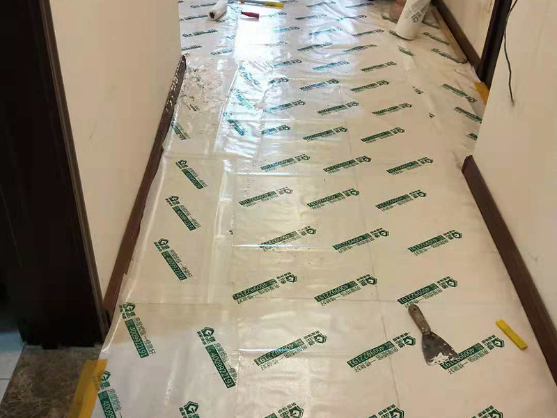 墻面起霉空鼓維修：確定空鼓的具體位置，用粉筆畫出切割線，切割線比空鼓部位寬出不少于100mm。切割線必須整潔規(guī)范，做成長方形或正方形。畫好切割線后用砂輪切割機切開，禁止未切割就直接打鑿。打鑿必須干凈，清理到基層。掛鋼絲網(wǎng)，噴霧器灑水濕潤。先在底面及四周刷801膠素水泥漿一遍，12小時內(nèi)進行噴水養(yǎng)護不少于3天。分兩次用和原面層相同材料的1:2水泥砂漿填補并搓平。修補完后用噴霧器噴水養(yǎng)護不少于3天。