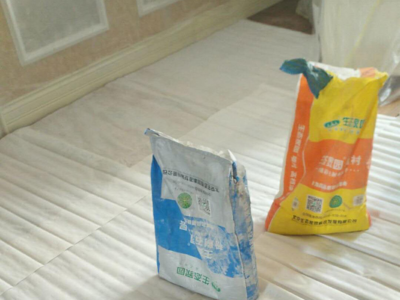 客廳天花板維修：導致掉皮的原因其實也并不少，要根據(jù)原因入手去弄哦，這樣才更有效！施工溫度的原因，乳膠漆施工溫度低，未能形成連續(xù)的涂膜而龜裂，遇水即會脫落;基層疏松，有油污等污物，涂膜與基層粘附不好，造成剝落；基層批刮膩子強度低，膩子層未干透即涂刷乳膠漆；基層過于平滑，以造成涂膜附著力不好。剝落防范:施工前先觀察一下，清理好基層。原來的乳膠漆最好鏟掉，重新批一下墻面，再上新乳膠漆。直接滾上去覆蓋的話時間不長很容易脫落。墻面時間長也會起鼓、掉皮的，你就是買高品質的抗堿底漆、封閉底漆先刷幾遍再做基層處理和乳膠漆。