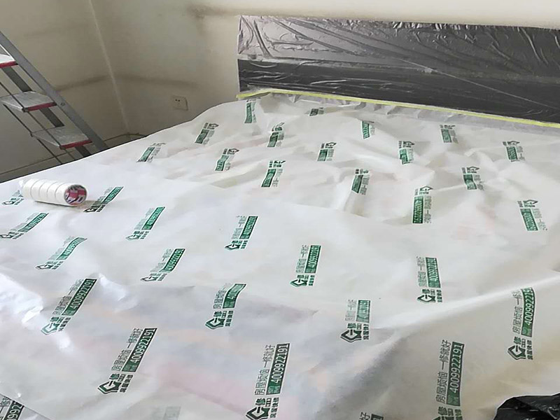 臥室局部改造：老房子裝修是工首步驟，也是最重要的步驟，就是拆改,拆除一些不必要的墻體，改造房屋結(jié)構(gòu)和水電；刮膩子，第一遍刮石膏，硬度好，附著力好干了不容易開裂收縮，填充力好，能堵住墻體上小 眼眼，干了后就不能再出現(xiàn)小眼眼了；第二遍刮的重點就是找平，第三遍進行修補。