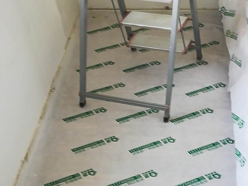 臥室局部改造：老房子裝修是工首步驟，也是最重要的步驟，就是拆改,拆除一些不必要的墻體，改造房屋結(jié)構(gòu)和水電；刮膩子，第一遍刮石膏，硬度好，附著力好干了不容易開裂收縮，填充力好，能堵住墻體上小 眼眼，干了后就不能再出現(xiàn)小眼眼了；第二遍刮的重點就是找平，第三遍進行修補。