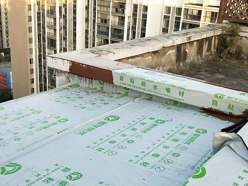 屋頂防水案例：1．在干燥基面上施工防水涂料前應(yīng)先濕潤(rùn)基面至無(wú)明水為準(zhǔn)，若基面潮濕但無(wú)明水可直接施工。 2．按配比先將防水漿料乳液倒入拌料桶中，然后再將粉料倒入，充分?jǐn)嚢柚辆鶆?、無(wú)料粒糊狀，靜置十分鐘后再攪拌一下，效果更佳。 3．用毛刷或滾刷直接將膠漿涂刷在基面上，待第一層完全干透后（約2小時(shí)或手擦不粘為準(zhǔn)），再涂刷第二遍，兩遍的涂刷方向應(yīng)交錯(cuò)。 4．在操作進(jìn)程中應(yīng)保持間斷性攪拌以防止膠漿沉淀。 5．待防水層完全干固后，方可在其上面做砂漿保護(hù)層或其它覆蓋層。