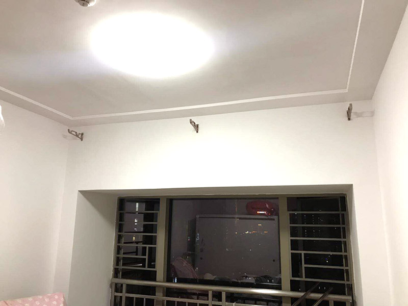 窗簾桿安裝：首先羅馬窗簾桿長度超過2.5米，需要三個(gè)安裝碼。其次中間的安裝碼為于窗戶或墻壁中心，兩端安裝碼需等距離窗戶邊緣至少5-10cm，窗簾桿需離窗戶頂端15-20cm。然后打孔深度為3.5-5cm，不能跑眼，歪斜。接著安裝碼用自攻螺絲堅(jiān)固，吊環(huán)套入桿內(nèi)，吊環(huán)一分為二，兩端各留一個(gè)吊環(huán)，將羅馬窗簾桿壓入開口安裝碼內(nèi)。之后進(jìn)行調(diào)整，使兩端裝飾頭離開墻壁距離一致。最后將窗簾穿好掛鉤，把掛鉤的另一端掛入吊環(huán)的孔內(nèi)，左右開合窗簾，檢查滑動是否靈活、兩副窗簾是否等高，否則需進(jìn)行微調(diào)。