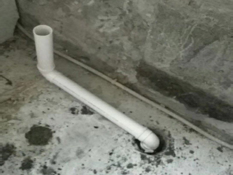 水泥板包水管：用水泥磚砌起來(lái)。有的地方用紅磚，這個(gè)是瓦工的工作，就是貼磚的師傅壘起來(lái)的，先用水泥磚把管子包起來(lái)，然后在水泥磚上貼瓷磚，可以做到和墻面瓷磚一體的效果，可以完美的把管子包裹起來(lái)，可以先把管子用隔音棉包裹，也可以在管子和灰磚縫隙處用發(fā)泡膠填充起到隔音的作用，堅(jiān)固耐用，缺點(diǎn)就是灰磚較厚，貼上墻磚后，會(huì)比原來(lái)厚很多，比較臃腫，會(huì)占用一部分空間。 用水泥板包裹，就是用成品的直角水泥板包裹，在外面貼墻磚，和墻面一提，好處是比磚砌的薄，占空間小，但是水泥板需要龍骨固定，木龍骨和輕鋼龍骨易腐蝕變形，后期墻磚易開裂，檢修口不好留。 木龍骨封石膏板，這是木工活，這種方法基本上不用了，就是用木龍骨打框架，用自攻絲封石膏板。就和做石膏板吊頂一樣的工藝，但石膏板遇水汽容易解體，不安全，防水石膏板也是石膏板。
