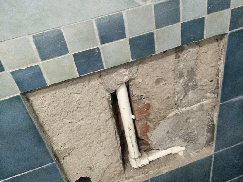 衛(wèi)生間管道檢測：埋嵌到墻壁、樓板等處的管道是能夠防止膨脹的。壓力和拉伸應力都被吸收而又不損壞各種材料。如果管道有隔離材料（要符合標準），這些隔離材料能允許更多的膨脹。 一、冷水管試驗壓力，應為冷水管道系統(tǒng)設計壓力的1.5倍，但不得小于0.9MPa。 二、熱水管試驗壓力，應為熱水管道系統(tǒng)設計壓力的2.0倍，但不得小于1.2MPa。