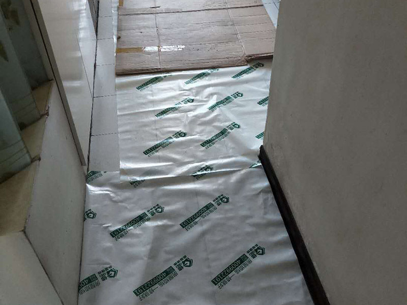 裝修地面保護：一、裝修地面保護膜鋪貼，一定是在地面（瓷磚、地板、地磚）貼好了才開始動手用裝修地面保護膜，要不然裝修地面保護膜是保護好你的地面了，但是地面（瓷磚、地板、地磚）松動了那就麻煩了，所以確認地面可以施工了這個步驟很重要！ 二、清理好地面（瓷磚、地板、地磚）表面的垃圾沙粒以及灰塵，這樣防止裝修地面保護膜在上面起到真正的保護做用（建議可以用拖把把地面清理干凈） 三、從客廳開始鋪設(shè)（建議先從面積大的地方來貼）然后逐漸到其他的地方，因為客廳是經(jīng)常走動的所以先貼好這樣不至于弄臟地面，這樣的裝修地面保護膜的保護效果更佳 四、鋪設(shè)裝修地面保護膜如果不是用專業(yè)的不基膠帶（用的是透明膠）那么就要很注意不要貼到地面上了，這樣會導(dǎo)致清理不干凈,那就會增加人工成本甚至刮花地面在清理的時候特別注意（木地板需要特別注意）；對于用于窗戶上的裝修保護膜，那對于窗戶的保護一定要用專業(yè)的膠帶來貼，這樣減少導(dǎo)致清理玻璃上的膠質(zhì)了