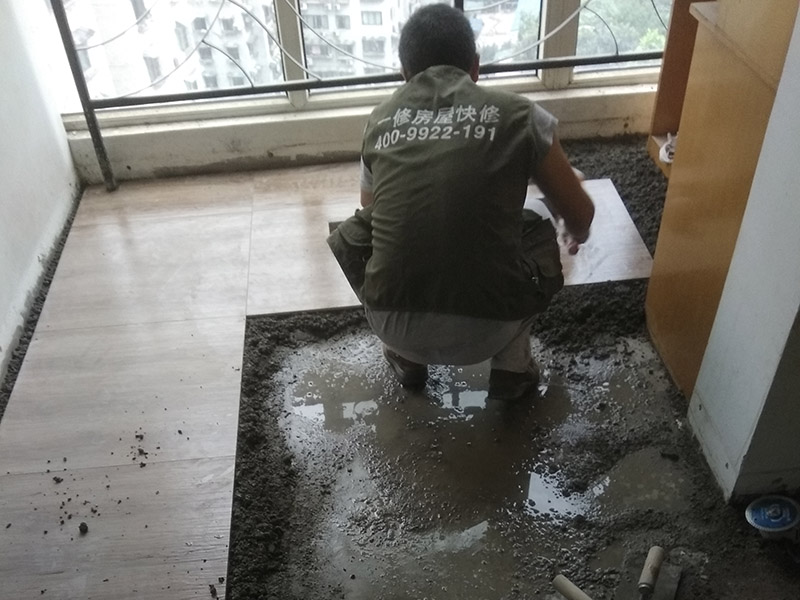 廚房墻面抹灰，臥室貼磚：1、鋪地磚要用水泥砂漿先將地面鋪平，將未涂水泥的地磚鋪在地面， 2、敲平后，將水泥漿涂滿地磚，鋪于地面，四塊磚的對角位置齊平。 3、鋪設(shè)的順序也有講究。貼地面磚應(yīng)由內(nèi)向外貼，如地面有坡度或有地漏，應(yīng)注意按排水方向找坡；墻磚應(yīng)從下向上鋪貼，為美觀起見，最底層的磚應(yīng)后貼。墻磚貼完后再壓地磚。 4、一面墻不能一次貼到頂，以防瓷磚自重較大，引起塌落。 5、鋪完地磚短時間內(nèi)不要踩踏。