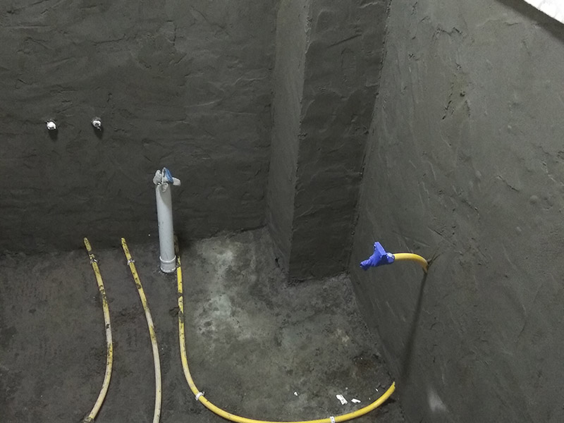 廚房墻面抹灰，臥室貼磚：1、鋪地磚要用水泥砂漿先將地面鋪平，將未涂水泥的地磚鋪在地面， 2、敲平后，將水泥漿涂滿地磚，鋪于地面，四塊磚的對角位置齊平。 3、鋪設(shè)的順序也有講究。貼地面磚應(yīng)由內(nèi)向外貼，如地面有坡度或有地漏，應(yīng)注意按排水方向找坡；墻磚應(yīng)從下向上鋪貼，為美觀起見，最底層的磚應(yīng)后貼。墻磚貼完后再壓地磚。 4、一面墻不能一次貼到頂，以防瓷磚自重較大，引起塌落。 5、鋪完地磚短時間內(nèi)不要踩踏。