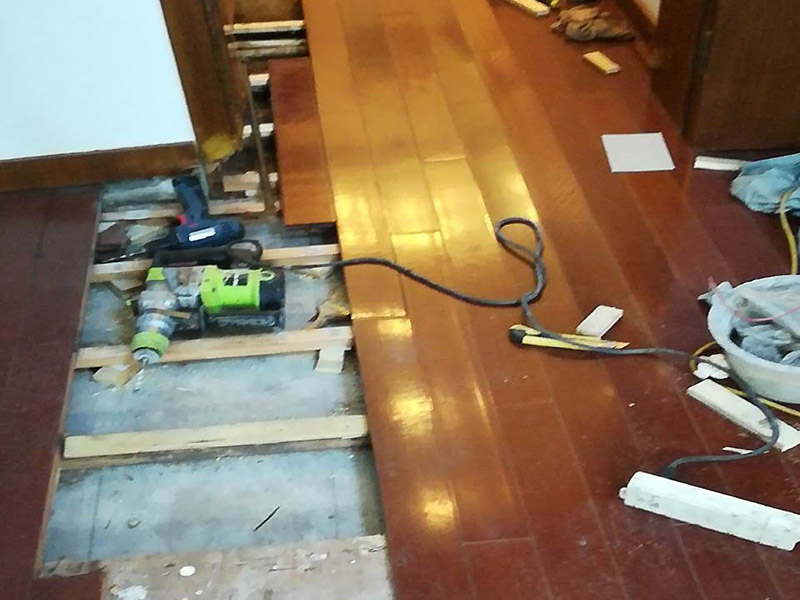地板拆除改造：把整個(gè)房間騰出來(lái)，這樣也更好的尋找木地板的縫隙源頭，沒(méi)有東西擋著，空曠也利用木地板的拆除。拆除的工作要先從踢腳線開(kāi)始，就算是發(fā)現(xiàn)木地板中間有縫隙，或者有損壞的地方，感覺(jué)可以下手拆除，實(shí)際操作時(shí)，還是從踢腳線要好拆些。 卡子固定的踢腳線，直接用工具把卡子撬松，卡子脫落后，就可以沿著踢腳線開(kāi)始拆了。 如果是打了膠的踢腳線，先用刀片把膠水刮掉，但是這樣容易傷到地板，一不小心還會(huì)傷到自己。不建議自己動(dòng)手拆除打膠的踢腳線。