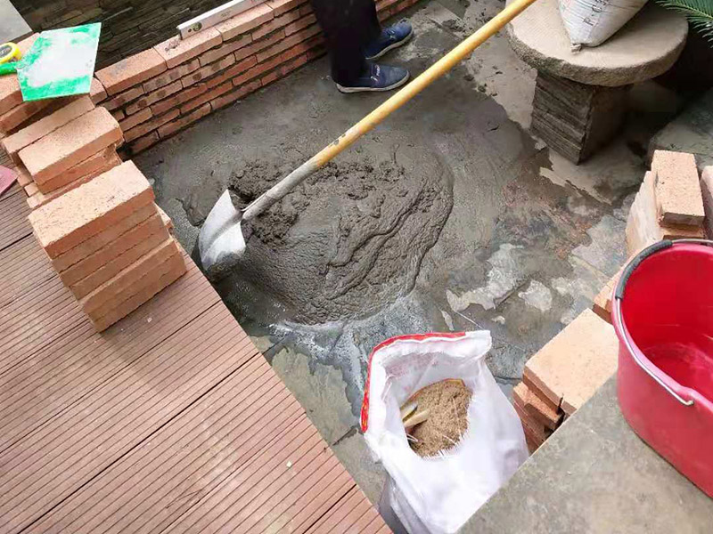 陽臺花壇裝修：首先、處理好要露臺基面。把基面處理成堅固、平整、干凈，無灰塵、油膩、蠟等以及其它碎屑物質(zhì)；基面有孔隙、裂縫、不平等缺陷的，須預(yù)先用水泥砂漿修補抹平，確?；娉浞譂駶櫍珶o明水； 第二、選擇適合家裝的防水材料。防水材料建議選擇柔嫩型的聚合物水泥基防水涂/漿料，即市場上名稱為：柔韌型、JS防水涂/漿料，這類產(chǎn)品是水性涂料、無毒無害無污染、施工簡單快捷、和水泥基材粘接緊密、使用壽命長、防水效果強、價格適中等顯著特點。選用質(zhì)量佳口碑好的品牌，如：雷邦仕防水漿料、德高防水涂料等。 第三 、注意防水要施工到位。做好坡度3°的排水坡；柔韌型的防水涂料前后兩次呈“十”字涂刷兩遍，總厚度不超過2㎜； 第四 、做好保護層。在做好的防水層上做水泥砂漿保護層或粘貼瓷磚。