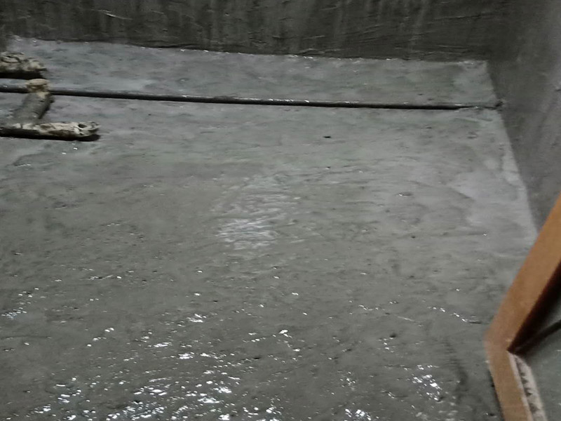 墻面地面防水涂刷：第一步：清理墻面和地面 在涂刷防水涂層之前，先要清理墻面和地面，同時要用連接的氣泵皮管吹盡陰角處的浮沉。 第二步：刷防水涂料 刷防水涂料時先刷墻角部位，交接處應有200mm，不得有漏刷情況。 墻角涂刷完成后涂刷墻體：第一遍涂刷墻面時，應上下縱向涂刷，第二遍涂刷墻體，應左右橫向涂刷。注意、第二遍防水涂料間需要有一定時間間隔，待遍涂料干透后才能進行第二遍，具體時間視涂料而定。 第三步：閉水試驗 在涂刷完防水涂料后，不能立刻貼瓷磚，還必須進行防水測試。 防水測試具體方法是：堵住衛(wèi)生間排水口、地漏等，然后將衛(wèi)生間積水2~3cm。24小時后到樓下查看是否有水滲漏，一旦發(fā)現(xiàn)有滲水痕跡，必須馬上返工。