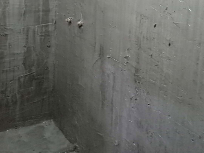 墻面地面防水涂刷：第一步：清理墻面和地面 在涂刷防水涂層之前，先要清理墻面和地面，同時要用連接的氣泵皮管吹盡陰角處的浮沉。 第二步：刷防水涂料 刷防水涂料時先刷墻角部位，交接處應有200mm，不得有漏刷情況。 墻角涂刷完成后涂刷墻體：第一遍涂刷墻面時，應上下縱向涂刷，第二遍涂刷墻體，應左右橫向涂刷。注意、第二遍防水涂料間需要有一定時間間隔，待遍涂料干透后才能進行第二遍，具體時間視涂料而定。 第三步：閉水試驗 在涂刷完防水涂料后，不能立刻貼瓷磚，還必須進行防水測試。 防水測試具體方法是：堵住衛(wèi)生間排水口、地漏等，然后將衛(wèi)生間積水2~3cm。24小時后到樓下查看是否有水滲漏，一旦發(fā)現(xiàn)有滲水痕跡，必須馬上返工。