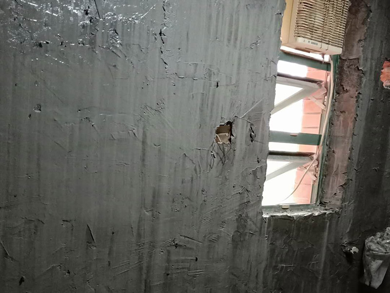 墻面地面防水涂刷：第一步：清理墻面和地面 在涂刷防水涂層之前，先要清理墻面和地面，同時要用連接的氣泵皮管吹盡陰角處的浮沉。 第二步：刷防水涂料 刷防水涂料時先刷墻角部位，交接處應有200mm，不得有漏刷情況。 墻角涂刷完成后涂刷墻體：第一遍涂刷墻面時，應上下縱向涂刷，第二遍涂刷墻體，應左右橫向涂刷。注意、第二遍防水涂料間需要有一定時間間隔，待遍涂料干透后才能進行第二遍，具體時間視涂料而定。 第三步：閉水試驗 在涂刷完防水涂料后，不能立刻貼瓷磚，還必須進行防水測試。 防水測試具體方法是：堵住衛(wèi)生間排水口、地漏等，然后將衛(wèi)生間積水2~3cm。24小時后到樓下查看是否有水滲漏，一旦發(fā)現(xiàn)有滲水痕跡，必須馬上返工。