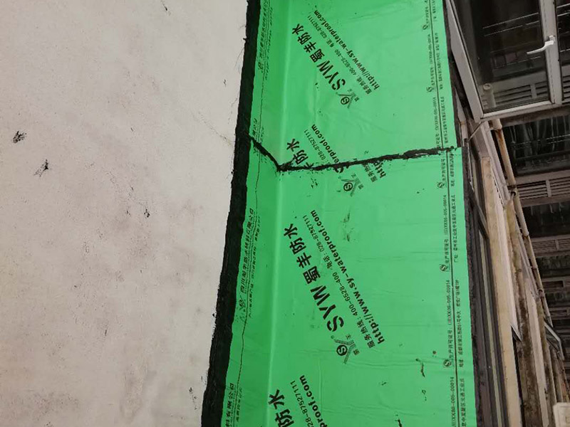 露臺頂補(bǔ)防水維修：施工前應(yīng)先對基層進(jìn)行檢查和清理，發(fā)現(xiàn)薄弱環(huán)節(jié)先行補(bǔ)強(qiáng)，經(jīng)檢查合格后方可進(jìn)行上面防水層的施工。 在施工屋面防水卷材層時(shí)必須保證基層干燥否則會影響防水效果，干燥程度的。檢驗(yàn)方法：是將1㎡卷材平坦地鋪在找平層上，靜置3—4小時(shí)后掀開檢查，找平層覆蓋部位與卷材上未見水跡即可鋪設(shè)卷材。 防水卷材施工前，首先應(yīng)配瀝青，按當(dāng)日工作量配制，嚴(yán)格用秤計(jì)量。