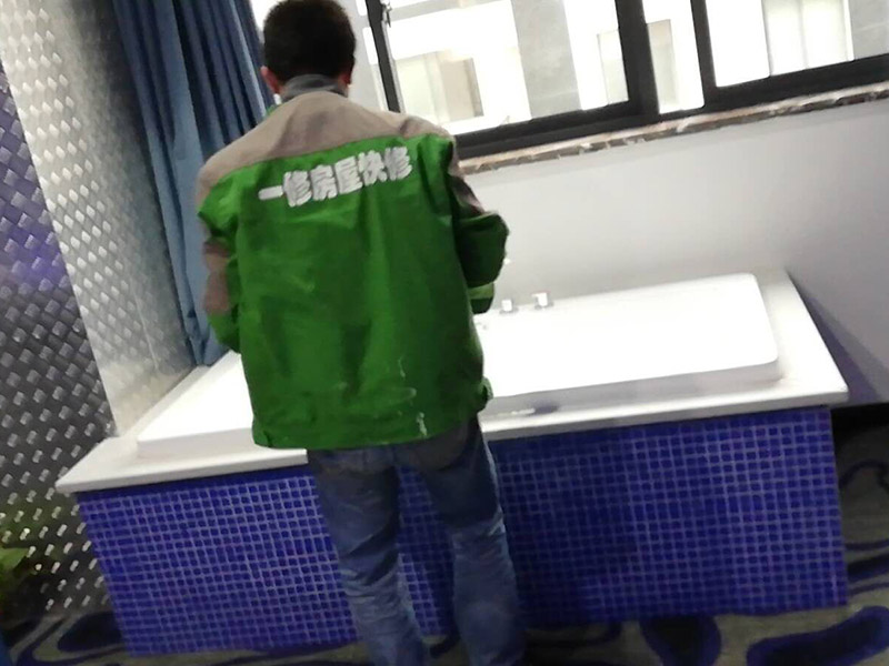 浴缸安裝維修：1、做好管道后，補(bǔ)好開槽部位做防水，24小時蓄水試驗(yàn)確保無滲漏。 2、按正常程序鋪磚，做完。 3、安裝浴缸：用泡沫磚墊好浴缸。浴缸高度一般在600mm以內(nèi)。接好上下水，保持通暢。然后用泡沫磚砌好墻抹灰。注意在下水管相應(yīng)位置留好檢修孔，250x300mm左右。 4、臺子上用什么材料，可以用同式樣的墻磚，馬賽克，人造石，大理石，不銹鋼等都可以，具體看你所喜歡的風(fēng)格。