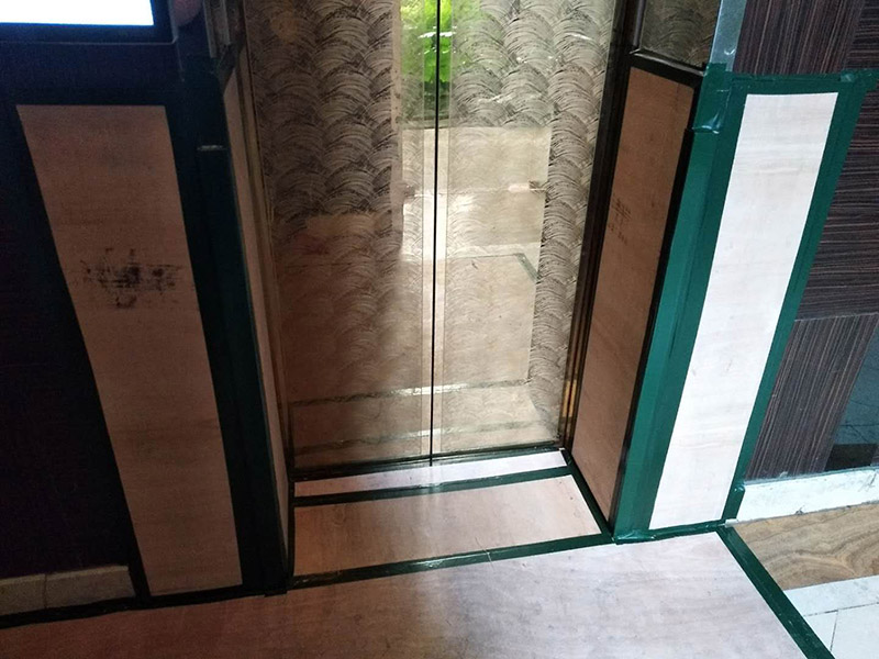 過道保護裝修：1、入戶門扇進行包裹保護，用透明膠帶將保護膜粘貼牢固平整。2、過道整鋪保護膜，這樣就不會造成在運輸材料過程中造成過道瓷磚的損壞。3、過道電梯、墻壁要保護膜包裹，用透明膠帶粘貼，防止碰撞造成墻壁的擦掛。 窗戶玻璃保護規(guī)范為：只保護玻璃部分，使用膩子膠水粘實。