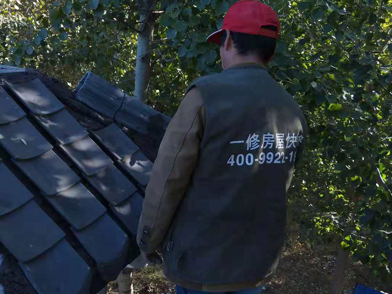 屋頂裝飾瓦安裝：做仿古瓦屋脊一般有三種方法：第一、像作平瓦屋脊一樣，將瓦一片一片地從一個(gè)山頭鋪筑到另一個(gè)山頭;第二、將瓦片斜成一定的角度并擠緊，有山頭向中間筑脊;第三、先在兩山頭各平放一疊瓦封頭。具體做脊時(shí)，一般先在靠近屋脊兩邊的坡屋面上先鋪筑5-6張仰瓦作為分垅的標(biāo)準(zhǔn)，屋脊筑完成后用混合砂漿或紙筋灰將屋脊背及瓦垅的縫堵塞密實(shí)、壓緊抹光。