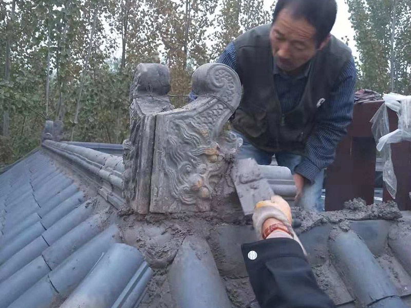 屋頂裝飾瓦安裝：做仿古瓦屋脊一般有三種方法：第一、像作平瓦屋脊一樣，將瓦一片一片地從一個(gè)山頭鋪筑到另一個(gè)山頭;第二、將瓦片斜成一定的角度并擠緊，有山頭向中間筑脊;第三、先在兩山頭各平放一疊瓦封頭。具體做脊時(shí)，一般先在靠近屋脊兩邊的坡屋面上先鋪筑5-6張仰瓦作為分垅的標(biāo)準(zhǔn)，屋脊筑完成后用混合砂漿或紙筋灰將屋脊背及瓦垅的縫堵塞密實(shí)、壓緊抹光。