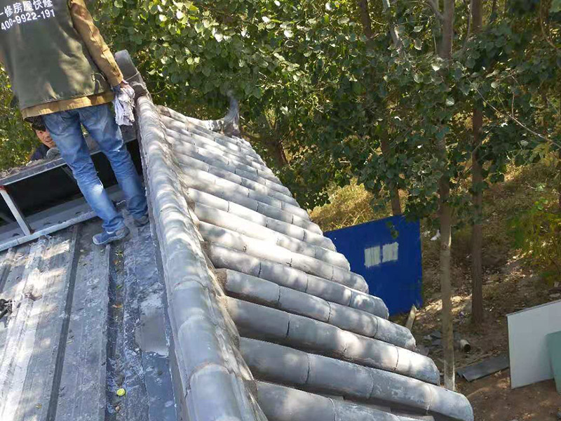 屋頂裝飾瓦安裝：做仿古瓦屋脊一般有三種方法：第一、像作平瓦屋脊一樣，將瓦一片一片地從一個(gè)山頭鋪筑到另一個(gè)山頭;第二、將瓦片斜成一定的角度并擠緊，有山頭向中間筑脊;第三、先在兩山頭各平放一疊瓦封頭。具體做脊時(shí)，一般先在靠近屋脊兩邊的坡屋面上先鋪筑5-6張仰瓦作為分垅的標(biāo)準(zhǔn)，屋脊筑完成后用混合砂漿或紙筋灰將屋脊背及瓦垅的縫堵塞密實(shí)、壓緊抹光。