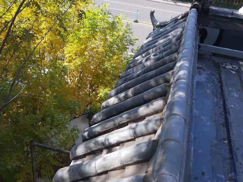 屋頂裝飾瓦安裝：做仿古瓦屋脊一般有三種方法：第一、像作平瓦屋脊一樣，將瓦一片一片地從一個(gè)山頭鋪筑到另一個(gè)山頭;第二、將瓦片斜成一定的角度并擠緊，有山頭向中間筑脊;第三、先在兩山頭各平放一疊瓦封頭。具體做脊時(shí)，一般先在靠近屋脊兩邊的坡屋面上先鋪筑5-6張仰瓦作為分垅的標(biāo)準(zhǔn)，屋脊筑完成后用混合砂漿或紙筋灰將屋脊背及瓦垅的縫堵塞密實(shí)、壓緊抹光。