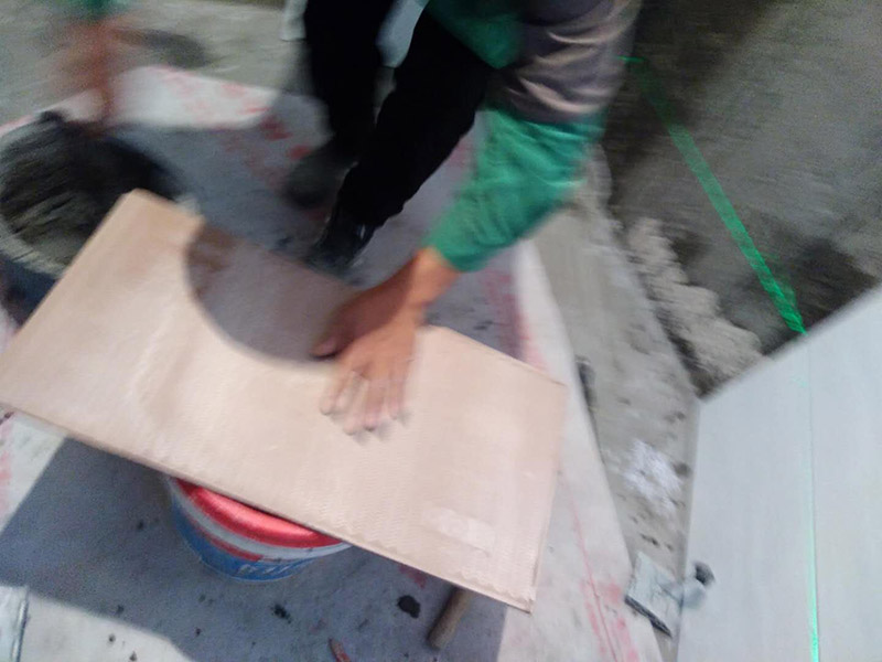 廁所墻面貼瓷磚：廁所貼瓷磚：首先應(yīng)除去基層表面的污垢，油漬，浮灰;除去基層上所有涂料層，膩?zhàn)訉?如果基層未能達(dá)到平整度要求，需對(duì)基層進(jìn)行預(yù)先的找平處理；鋪貼瓷磚前需事先找好垂直線，以此為基準(zhǔn)鋪貼的瓷磚高低均勻、垂直美觀；應(yīng)對(duì)瓷磚的色彩、紋理、表面平整等進(jìn)行嚴(yán)格的挑選，然后按照?qǐng)D紙要求預(yù)鋪，調(diào)制粘結(jié)劑；然后將調(diào)制好的漿料均勻地抹在瓷磚背面，要求漿料飽滿，瓷磚平整地鋪貼在基層上，使用橡膠錘將瓷磚拍實(shí)鋪平；最后瓷磚鋪貼結(jié)束后24小時(shí)，可進(jìn)行嵌縫施工，嵌縫后用浸濕的織物清理多余的嵌縫劑，保持瓷磚表面清潔。