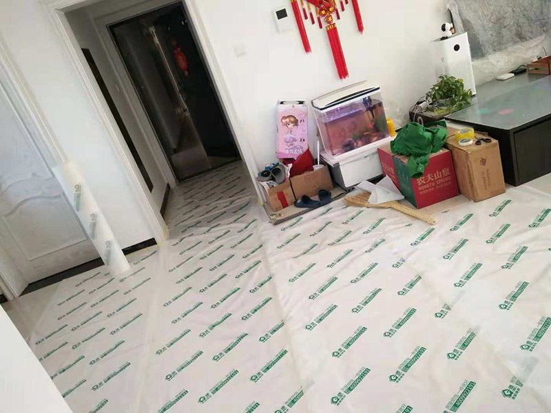 整體衛(wèi)生間翻新：1.衛(wèi)生間的墻面一定要做30cm的防水涂料，避免積水浸透墻面。如果衛(wèi)生間的墻面是輕體墻的話可以把整個(gè)墻面都涂上防水涂料。其次兩扇式的淋浴屏它的兩面墻都要涂上防水涂料。 2.瓷磚不僅可以避免潮濕的侵蝕，而且還可以保護(hù)墻面，所以墻面可以鋪貼滿瓷磚。其次瓷磚的墻面還可以長(zhǎng)久保持整潔和美觀，同時(shí)吊頂?shù)恼趽醪糠忠惨么纱u鋪貼滿，這樣才能更好的保護(hù)好整個(gè)墻面。 3.如果是把原來(lái)的地面打掉的話，一定要對(duì)地面進(jìn)行找平處理和防水處理，這樣才能防止在以后的使用中出現(xiàn)滲漏的現(xiàn)象。其次地面的接縫和排水管處一定要用防水涂料涂刷到位。