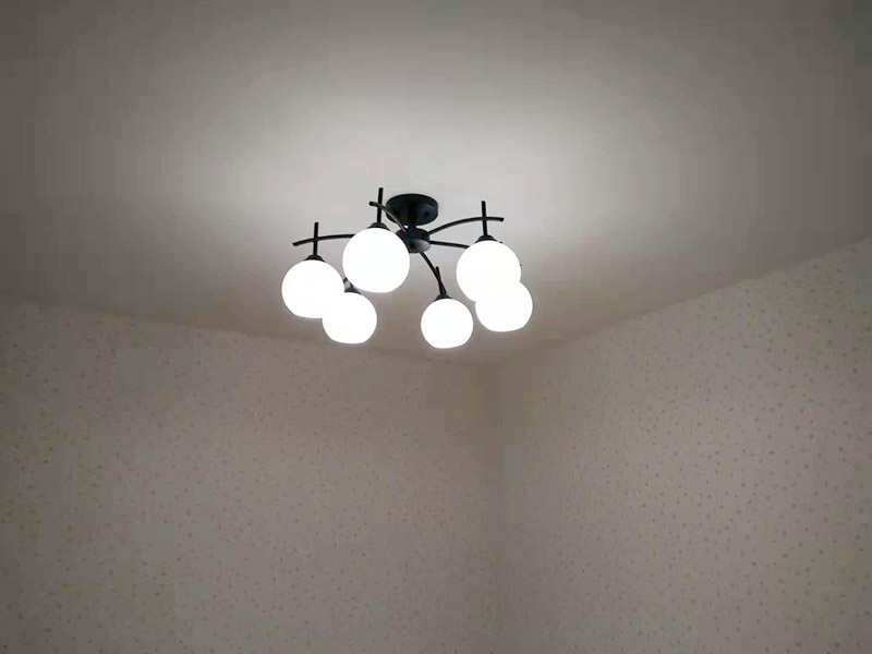 全屋吊燈安裝：1、燈具檢查 檢查燈具安裝附件，查看廠家相關(guān)文件和技術(shù)是否齊全，燈具外觀是否損壞，是否有變形、金屬脫落、腐蝕等現(xiàn)象。 2. 燈具組裝 將燈具各部分連接成一個(gè)整體，燈具螺紋的長度應(yīng)適當(dāng)，對(duì)于多余的螺紋頭應(yīng)鍍錫，注意火線與零線的區(qū)別，并將線拉直。 3、燈具安裝 燈頭電源線應(yīng)足夠，然后將剩余的電線切斷，取出線頭，用螺絲將燈頭安裝在接線盒上。 4、通電試運(yùn)行 安裝完成后，打開電源，檢測(cè)是否通電。