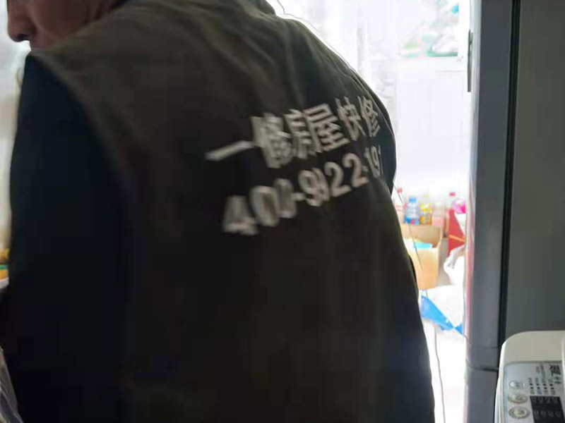 衛(wèi)生間水管安裝：一、衛(wèi)生間水管安裝的正確順序 衛(wèi)生間的水管裝置前定要遵從合理步驟，一般首要和師傅參議水路的詳細(xì)走向，二是用電錘把卡子固定到墻上，三是開端用專業(yè)的熱溶機(jī)對(duì)管子進(jìn)行熱熔銜接，四是用試壓泵對(duì)整個(gè)管線進(jìn)行打壓測試，五是整理現(xiàn)場。二、衛(wèi)生間水管的規(guī)劃布局 衛(wèi)生間水管裝置要根據(jù)水的走向進(jìn)行鋪設(shè)，一般是橫平豎直，盡可能2條管道不交叉，如果穿插要搭過橋，冷熱水管分隔并保持必定的間隔，沐浴混水閥的左右方位正確且裝在浴缸中心，高度最好在1.8m-2.1m間，還要為熱水器的裝置和洗衣機(jī)的進(jìn)出水口預(yù)留方位，做到科學(xué)合理的布局。