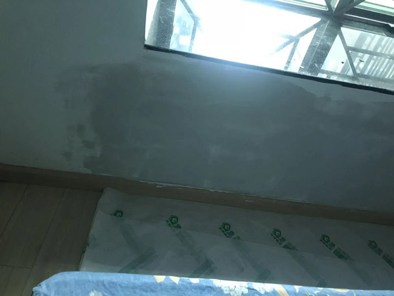 墻面局部補膩子：1、墻面基本干燥，基層含水率不得大于10%。   2、抹灰作業(yè)已全部完成，過墻管道、洞口、陰陽角處理完畢，為確保墻面干燥，各種穿墻孔應(yīng)提前抹灰找平。  3、門、窗、玻璃要提前安裝完畢。 4、地面施工及管道安裝完畢。   5、將墻體空鼓、裂縫修補到位后，再進行膩子施工。裂縫處理方法，用抗裂砂漿將寬100mm的無紡布粘貼在裂縫上，每邊搭接50mm，外面抹抗裂砂漿。  刮膩子時不要污染地面，門窗、玻璃等以完成的分部分項工程。刮膩子完成后要妥善保護，不得磕碰污染墻面。 