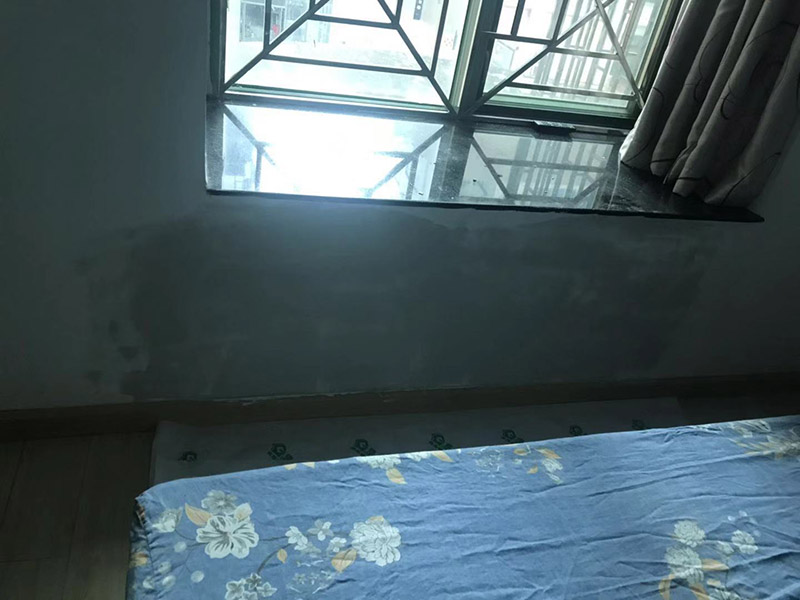 墻面局部補膩子：1、墻面基本干燥，基層含水率不得大于10%。   2、抹灰作業(yè)已全部完成，過墻管道、洞口、陰陽角處理完畢，為確保墻面干燥，各種穿墻孔應(yīng)提前抹灰找平。  3、門、窗、玻璃要提前安裝完畢。 4、地面施工及管道安裝完畢。   5、將墻體空鼓、裂縫修補到位后，再進行膩子施工。裂縫處理方法，用抗裂砂漿將寬100mm的無紡布粘貼在裂縫上，每邊搭接50mm，外面抹抗裂砂漿。  刮膩子時不要污染地面，門窗、玻璃等以完成的分部分項工程。刮膩子完成后要妥善保護，不得磕碰污染墻面。 