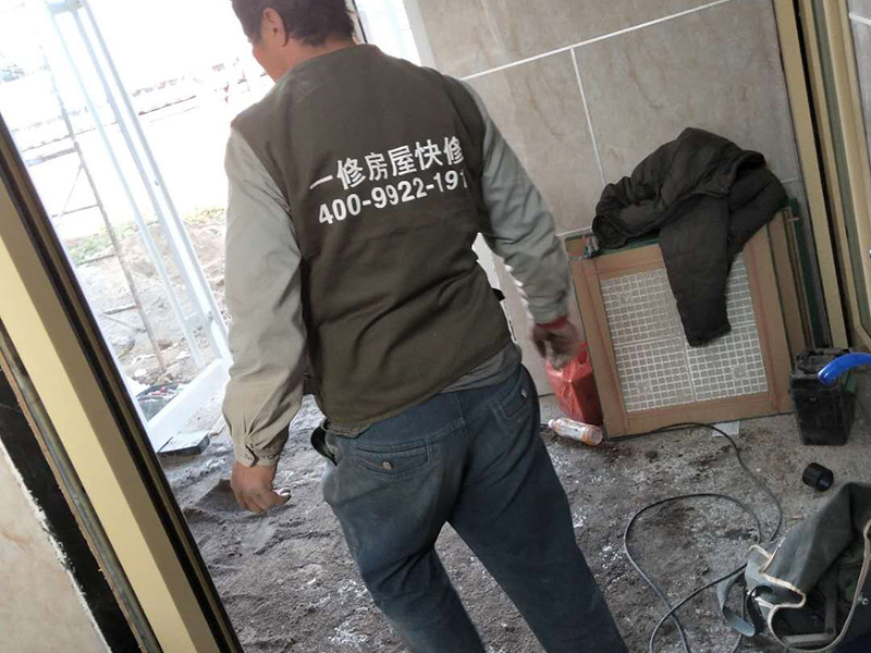 公廁貼磚維修：基層處理：應(yīng)全部清理墻面上的各類污物，打掃干凈現(xiàn)場，特別是腳落里。 批墻、墻面找平：用泥刀先批墻，后用水泥漿找平。這個工序很重要，確保底子平，防止貼后空鼓。 刷防水涂料：墻面要刷防水涂料，防止貼后浸水，一般高度不低于1.8米，刷的時候會稍高一些。 找水平基準線：根據(jù)設(shè)計鋪貼圖樣的要求，確定排磚方案，用墨斗彈線，以減少施工損耗。 粘結(jié)劑上墻：把剛剛攪拌好的粘結(jié)劑漿料均勻的刮到墻上。 瓷磚上墻將經(jīng)過預(yù)先清潔的瓷磚平整地鋪貼在粘結(jié)劑漿料基層上，使用橡膠錘將瓷磚拍實鋪平。施工過程中，可小幅度轉(zhuǎn)動瓷磚，使?jié){料與瓷磚背面充分接觸。專家建議在鋪貼時，隨機取下已鋪貼于基層上的瓷磚作檢查。確保漿料與瓷磚背面的充分接觸。 留縫大小調(diào)整根據(jù)瓷磚的尺寸，在磚與磚之間預(yù)留相應(yīng)尺寸的縫隙留待嵌縫。可用牙簽等先固定，粘結(jié)劑具有一定的可調(diào)整性，可對留縫的大小進行調(diào)整。