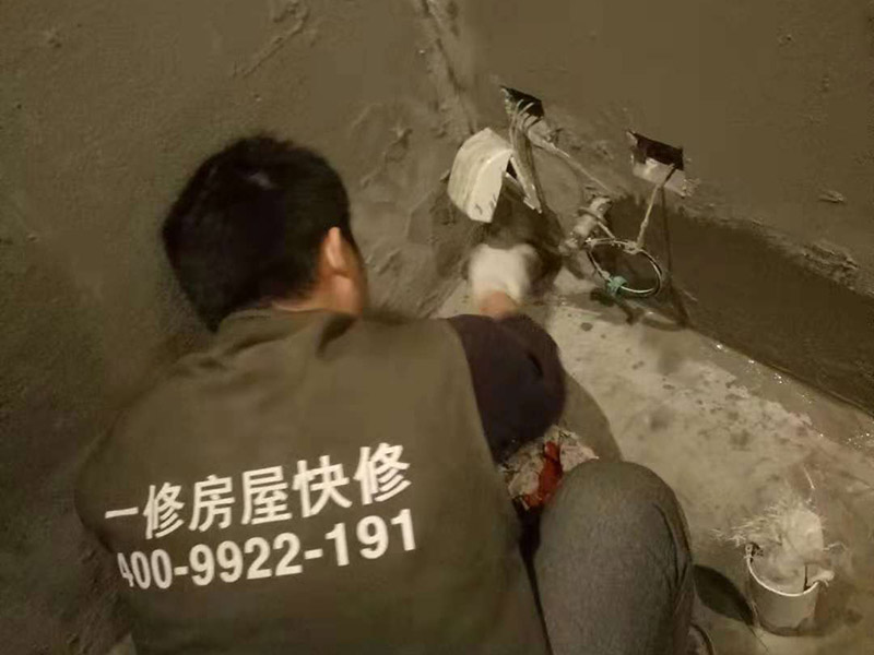 公寓做防水維修：1.利用水泥砂漿水泥砂漿或豆石混凝土鋪平坡度。訣竅是：地漏附近坡度大，門口附近坡度小。 2.利用管根密封膏封嚴(yán)管線，管線要穿透樓板根部。刷防水涂料時(shí)可以貼1-2層玻璃絲布加強(qiáng)防水性。 3.墻壁表面打磨成干凈平光沒有顆?；覊m，墻壁與地面的交接區(qū)域注意原角和坡角的設(shè)置。 4.聚氨酯防水涂膜由管根和墻角處開始進(jìn)行涂抹，在常溫下經(jīng)過4小時(shí)放干后，再大面積涂抹和刮刷。注意涂料總厚度大于1. 5毫米，不能有漏刮和鼓泡的不良現(xiàn)象。24小時(shí)后立面涂刷下一層，之后再以垂直的方向進(jìn)行二次涂刷。最后涂膜半固化，拋甩粗砂粒方便與水泥砂漿融合。 5.防水層的設(shè)置與具體區(qū)域有關(guān)。防水地面的防水層應(yīng)高出地面200寬，地面防水層應(yīng)超出衛(wèi)生間門口以外300寬。而又淋浴的衛(wèi)生間墻面防水層則應(yīng)設(shè)置為高出地面1800寬。 6.展開閉水實(shí)驗(yàn)的時(shí)候，先完成防水工作再利用包立管方法。之后再局部進(jìn)行防水。閉水試驗(yàn)也可為了避免破壞地面防水層而免做。