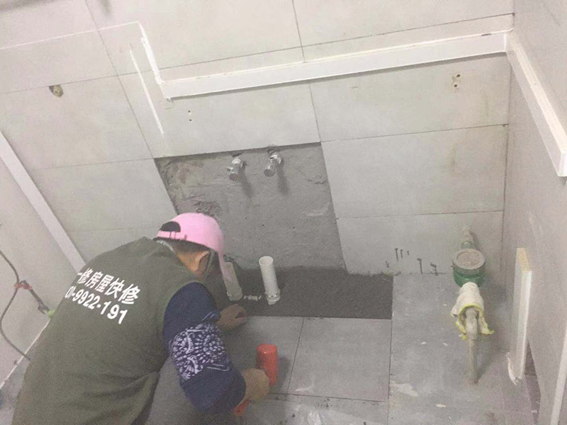 馬桶地面貼磚：干鋪法是將沙子和水泥按照3：1的比例混合后兌少量的水，使水泥和沙子混合到可以用手攥成團的黏稠度。將混合好的沙子水泥鋪在地面上，用一個平板把表面摸平。在瓷磚背面抹上黏稠度非常高的水泥，把瓷磚放到地面上，用橡皮錘敲實就完成了,主要用于地面瓷磚的鋪裝。 濕鋪法，是將沙子和水泥按照2：1的比例混合后兌水和好，水的量要多一些，使沙子和水泥的黏稠度高一些。然后涂抹到用水浸泡好的瓷磚背面貼到墻面上。濕鋪發(fā)主要應用與墻面。