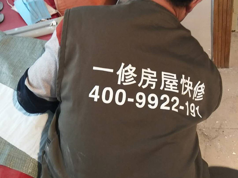 局部墻面補(bǔ)膩?zhàn)樱汗文佔(zhàn)訉?duì)不同的墻體有著不同的要求，像比較常見(jiàn)的混凝土的墻面，會(huì)出現(xiàn)一些氣孔與鼓起的現(xiàn)象，所以就要先把墻面修平整掉，磨平凸起處，填補(bǔ)凹陷處。 基層做好處理后，墻面還是會(huì)有一些凹陷的地方，這個(gè)時(shí)候就可以用石膏膩?zhàn)觼?lái)補(bǔ)平。將石膏膩?zhàn)訅簩?shí)凹陷處，橫抹豎起的地方再重新刮一遍，這樣來(lái)確保墻面的平整。 墻面上可能會(huì)有油污等這些東西，所以需要涂刷一下火堿水溶液，不過(guò)在涂刷時(shí)一定要注意，一邊涂刷一邊就要拿清水清洗墻面，這樣不僅可以加快一點(diǎn)速度，而且效果也好。 刮膩?zhàn)又?，噴刷一遍粘結(jié)劑，就可以開始刮膩?zhàn)恿恕Ｔ诠文佔(zhàn)拥臅r(shí)候注意，避免留下浮膩?zhàn)右约肮魏郏乐鼓佔(zhàn)由险瓷匣覊m、砂礫等雜物，然后按照規(guī)范刮就可以了。 第一遍膩?zhàn)庸瓮旰螅屑?xì)檢查看看墻面還有沒(méi)有問(wèn)題，等到膩?zhàn)油晖耆赏钢螅眉?xì)砂紙仔細(xì)地打磨一遍，如果還是有凹陷的情況，那么就用膩?zhàn)釉僖淮芜M(jìn)行修補(bǔ)找平。