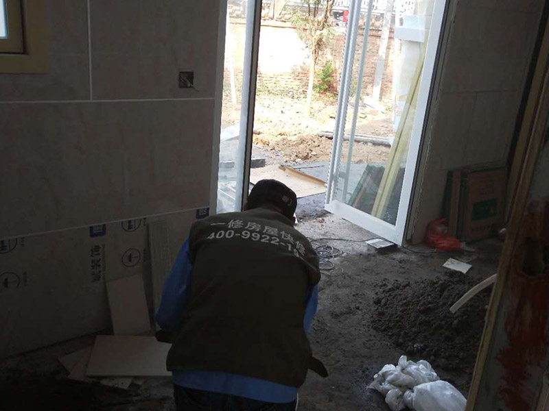 地面貼磚：1、地板磚鋪貼之基層處理 在進行地面鋪設瓷磚前，首選需要將地面清理干凈，保持地面的平整和干凈，因此，我們需要對地面進行找平處理，保證地板磚鋪貼基層的平整，然后需要將地面的雜物和灰塵清理干凈，地面不能有凹凸不平的地方，有的話需要將其填平。 2、 地板磚鋪貼之彈線 地磚在鋪貼之前需要設好彈線，彈線的主要作用就是對于地板磚鋪貼的區(qū)域進行規(guī)劃，在貼瓷磚之前，需要在四周的墻面彈出標高控制線，保證瓷磚與鋪貼的高度一致。 3、 地板磚鋪貼之預鋪 在瓷磚進行預鋪之前，需按照裝修風格和用戶喜好選擇合適的瓷磚磚，同時按照設計選擇合適的地板磚的款式、顏色等，選擇沒有缺陷的地板磚進行預鋪，在預鋪的時候需要對地板磚的組合、顏色、尺寸進行調整，以達到最佳組合效果。 4 浸水處理 在貼瓷磚時候需要注意對瓷磚進行浸水處理，確保瓷磚背面濕潤，正面干燥，然后按照瓷磚磚鋪貼要求調和水泥比例，在鋪貼的時候可以用橡皮錘敲擊瓷磚表面，幫助達到平整要求。 5、地板磚鋪貼之勾縫 在不同區(qū)域內鋪貼的瓷磚，它的勾縫時間也不想聽，通常情況在瓷磚鋪貼完成之后24小時內進行清理勾縫，在將地板磚縫隙之間的雜質清理干凈之后，在用專業(yè)的填縫劑進行勾縫處理。 6 地板磚鋪貼之清理 在地板磚鋪貼的時候就，我們就要一邊鋪貼一邊清理，而在鋪貼完成之后需要用棉紗等對地面瓷磚進行整體的清理。