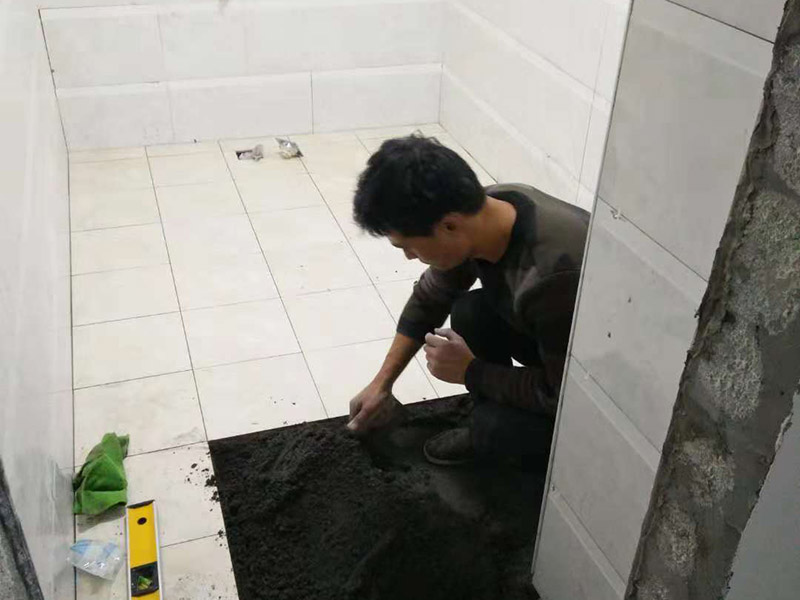 衛(wèi)生間貼磚：基層處理：應全部清理墻面上的各類污物，打掃干凈現(xiàn)場，特別是腳落里。 批墻、墻面找平：用泥刀先批墻，后用水泥漿找平。這個工序很重要，確保底子平，防止貼后空鼓。 刷防水涂料：墻面要刷防水涂料，防止貼后浸水，一般高度不低于1.8米，刷的時候會稍高一些。 找水平基準線：根據(jù)設計鋪貼圖樣的要求，確定排磚方案，用墨斗彈線，以減少施工損耗。 粘結劑上墻：把剛剛攪拌好的粘結劑漿料均勻的刮到墻上。 瓷磚上墻將經(jīng)過預先清潔的瓷磚平整地鋪貼在粘結劑漿料基層上，使用橡膠錘將瓷磚拍實鋪平。施工過程中，可小幅度轉動瓷磚，使?jié){料與瓷磚背面充分接觸。專家建議在鋪貼時，隨機取下已鋪貼于基層上的瓷磚作檢查。確保漿料與瓷磚背面的充分接觸。 留縫大小調(diào)整根據(jù)瓷磚的尺寸，在磚與磚之間預留相應尺寸的縫隙留待嵌縫?？捎醚篮灥认裙潭?，粘結劑具有一定的可調(diào)整性，可對留縫的大小進行調(diào)整。