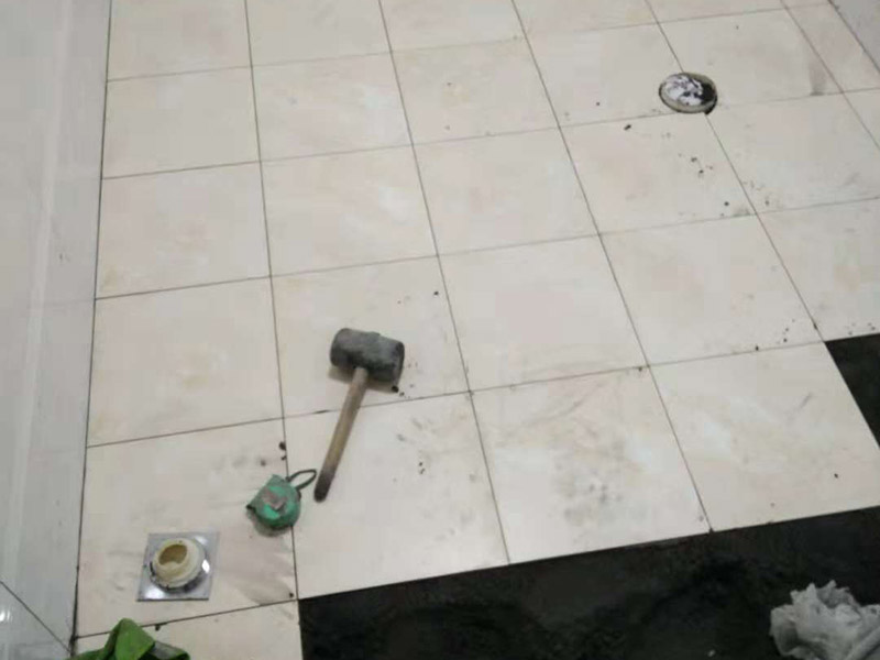衛(wèi)生間貼磚：基層處理：應全部清理墻面上的各類污物，打掃干凈現(xiàn)場，特別是腳落里。 批墻、墻面找平：用泥刀先批墻，后用水泥漿找平。這個工序很重要，確保底子平，防止貼后空鼓。 刷防水涂料：墻面要刷防水涂料，防止貼后浸水，一般高度不低于1.8米，刷的時候會稍高一些。 找水平基準線：根據(jù)設計鋪貼圖樣的要求，確定排磚方案，用墨斗彈線，以減少施工損耗。 粘結劑上墻：把剛剛攪拌好的粘結劑漿料均勻的刮到墻上。 瓷磚上墻將經(jīng)過預先清潔的瓷磚平整地鋪貼在粘結劑漿料基層上，使用橡膠錘將瓷磚拍實鋪平。施工過程中，可小幅度轉動瓷磚，使?jié){料與瓷磚背面充分接觸。專家建議在鋪貼時，隨機取下已鋪貼于基層上的瓷磚作檢查。確保漿料與瓷磚背面的充分接觸。 留縫大小調(diào)整根據(jù)瓷磚的尺寸，在磚與磚之間預留相應尺寸的縫隙留待嵌縫?？捎醚篮灥认裙潭?，粘結劑具有一定的可調(diào)整性，可對留縫的大小進行調(diào)整。