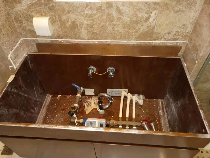 浴室柜拆除維修：（1）確認好浴室柜的安裝位置：在鋪地磚和墻磚前，就要確認好浴室柜的安裝位置，由于安裝浴室柜是要在墻上打孔的，還需要進水孔和排水孔的，一旦安裝后一般不能移動位置的，所以確認好浴室柜的安裝位置是安裝前的必備條件。（2）購買浴室柜時要根據安裝位置確認浴室柜的形狀和大?。涸∈夜竦奈恢么_定后，只能根據安裝位置來定浴室柜的形狀和大小。（3）認準水管的管線圖和電線的線路圖：安裝時要在墻上用沖氣鉆打孔，所以安裝前確認管線圖和線路圖至關重要，如果打破水管或電線線路圖就要撬開部分墻磚，造成不必要的損失。