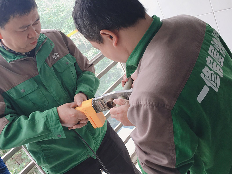 暗管改明管：水管走明管就是在裝?修的時(shí)候?qū)⑺苈懵对谕?。衛(wèi)生間水管走明管更加直觀，假如日后水管出現(xiàn)質(zhì)量問(wèn)題，可以及時(shí)會(huì)發(fā)現(xiàn)，更利于維修更換，而且維修起來(lái)不用大動(dòng)干戈，沒(méi)有那么費(fèi)事。 但這就會(huì)很大程度上會(huì)影響整體美觀程度，長(zhǎng)時(shí)間裸露在外的水管很容易沾滿污漬，甚至?xí)L(zhǎng)青苔，需要經(jīng)常清理比較麻煩。而且將水管安裝外面非常容易損壞，尤其是塑料水管在冬天很容易凍裂。角鋼支架的長(zhǎng)時(shí)間受潮難免生銹，影響美觀。   水管走暗管就是水管的安裝是隱藏在墻壁內(nèi)部，只有水龍頭和接頭處是露出來(lái)的。水管隱藏在墻壁內(nèi)，而且可以采用人造大理石等材料來(lái)裝飾外部，這樣就確保衛(wèi)生間的美觀度，而且也不需要對(duì)管道進(jìn)行打掃，也不怕它會(huì)遭到破壞。 但這樣的話，無(wú)法確保水管能夠使用很久，在日后如果水管損壞的話需要拆磚來(lái)修補(bǔ)，非常麻煩。