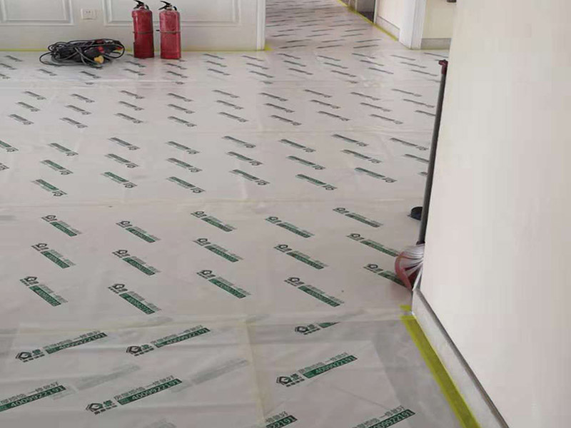 整體裝修翻新：首先要準備工具裝修前，明確裝修過程涉及的面積。測量的內(nèi)容主要包括：明確裝修過程涉及的面積。特別是貼磚面積、墻面漆面積、壁紙面積、地板面積；明確主要墻面尺寸。特別是以后需要設(shè)計擺放家具的墻面尺寸。然后主體拆改是最先上的一個項目，主要包括拆墻、砌墻、鏟墻皮、拆暖氣、換塑鋼窗等等。拆改完的垃圾，要及時清理出去，保證室內(nèi)的清潔，也是為了方便施工。水電改造前，櫥柜設(shè)計師應上門進行第一次測量，幫你確定好電源、水路的改造方案。熱水器，也最好派人來根據(jù)你所確定的型號，設(shè)計好電源、接口的位置。
