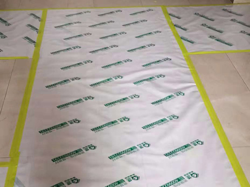 整體裝修翻新：首先要準備工具裝修前，明確裝修過程涉及的面積。測量的內(nèi)容主要包括：明確裝修過程涉及的面積。特別是貼磚面積、墻面漆面積、壁紙面積、地板面積；明確主要墻面尺寸。特別是以后需要設(shè)計擺放家具的墻面尺寸。然后主體拆改是最先上的一個項目，主要包括拆墻、砌墻、鏟墻皮、拆暖氣、換塑鋼窗等等。拆改完的垃圾，要及時清理出去，保證室內(nèi)的清潔，也是為了方便施工。水電改造前，櫥柜設(shè)計師應上門進行第一次測量，幫你確定好電源、水路的改造方案。熱水器，也最好派人來根據(jù)你所確定的型號，設(shè)計好電源、接口的位置。